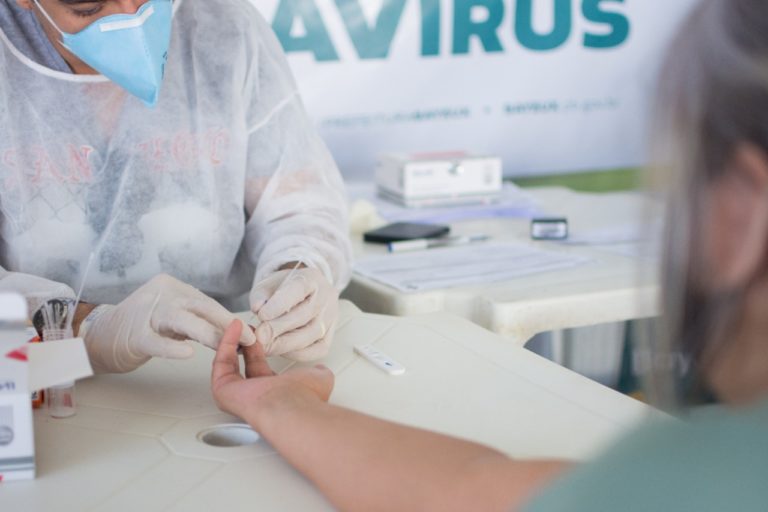 Ação Saúde na Feira distribui mais de mil máscaras, vacina contra a gripe e testa população bayeuxense para Covid-19