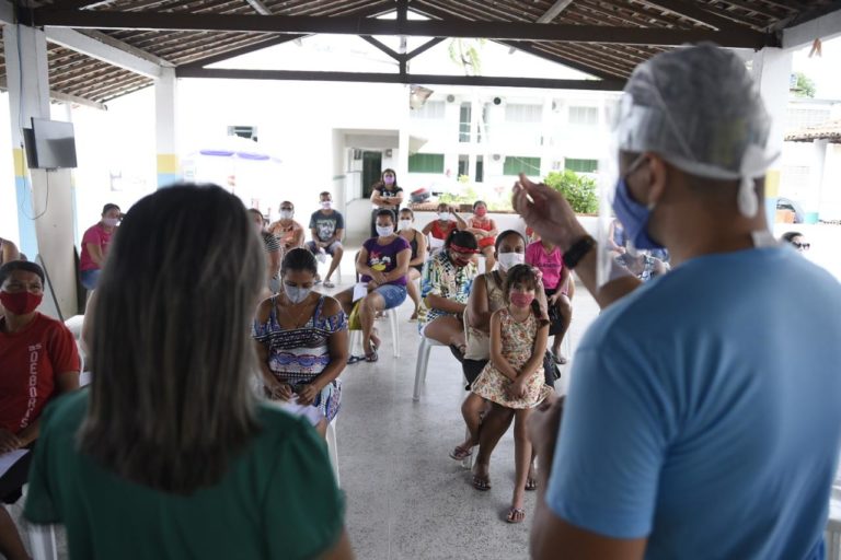 Secretarias de Educação e Ação Social realizam doação para famílias atendidas pelo CRIS
