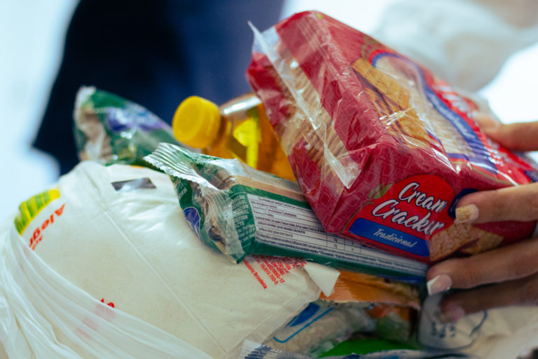 Cerca de 100 cestas básicas foram distribuídas no bairro do SESI para famílias em situação de vulnerabilidade