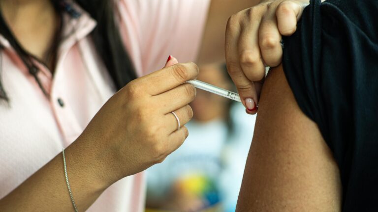 Bayeux inicia vacinação contra influenza e a meta é vacinar 90% do público alvo