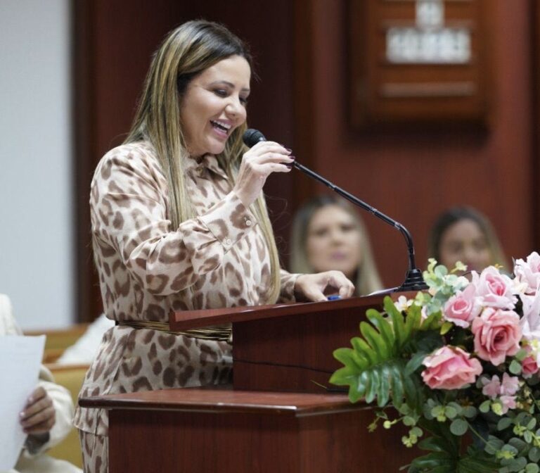 Prefeita Tacyana Leitão anuncia pagamento do piso nacional aos professores de Bayeux