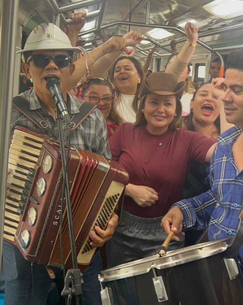 Usuários do CRAS de Bayeux participam de festa junina no trem do forró
