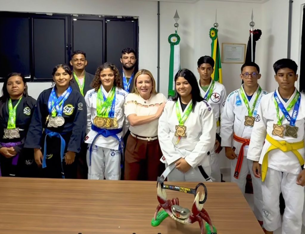 Prefeita Tacyanna Leitão recebe jovens medalhistas e reafirma compromisso da gestão com o esporte