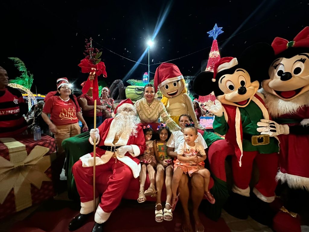 Papai Noel chega em Bayeux, faz nevar e alegra criançada no Giradouro do Caranguejo