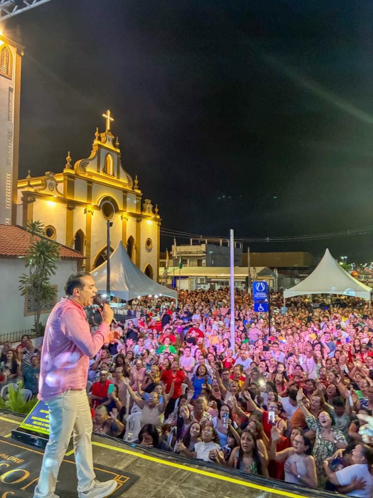 Multidão lota show de Padre Nílson Nunes na festa do padroeiro de São Sebastião de Bayeux