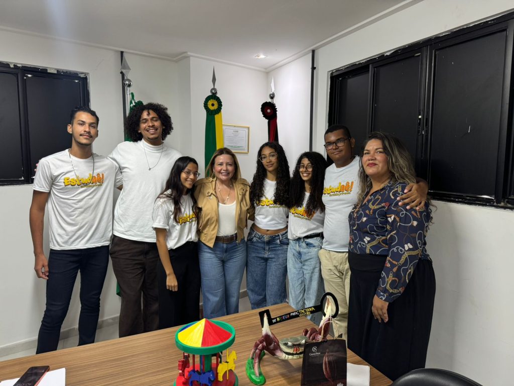 Tacyana Leitão recebe estudantes do ‘Estudaê’ com bom desempenho no Enem 2025 