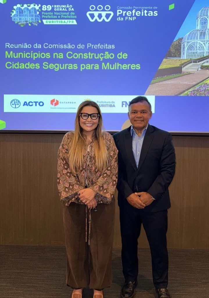 Tacyana e Luciano participam de encontro de prefeitas e prefeitos no Paraná para fortalecer o combate ao feminicídio, em Bayeux