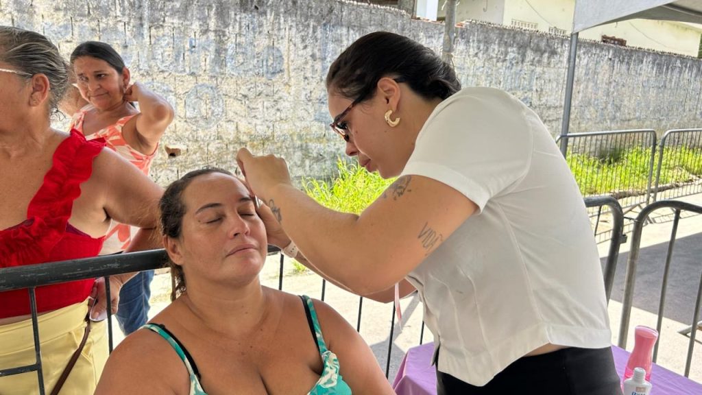 Prefeitura de Bayeux realiza ação em alusão ao Dia da Mulher e beneficia moradoras com serviços de beleza