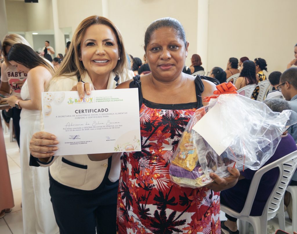 Tacyana Leitão entrega certificados e kits do Curso de Ovos de Páscoa