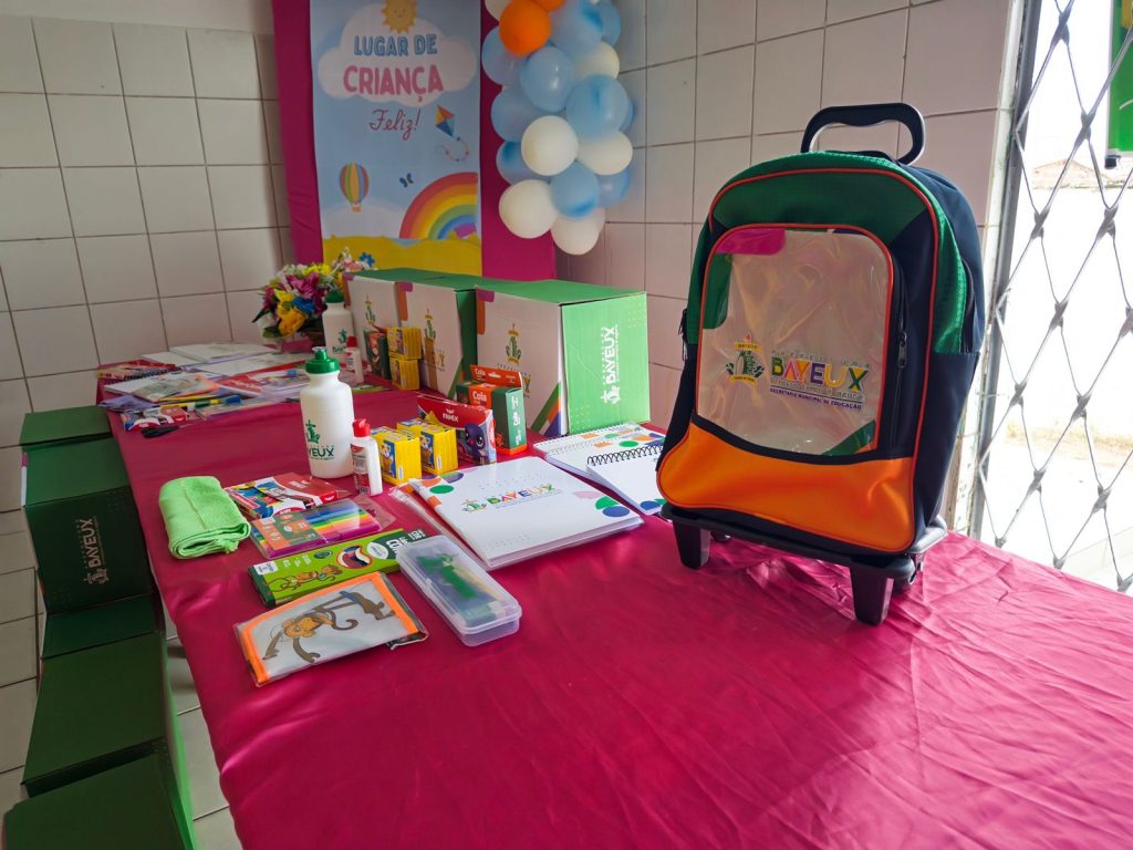 Prefeitura de Bayeux entrega mais 160 kits escolares para creches do município