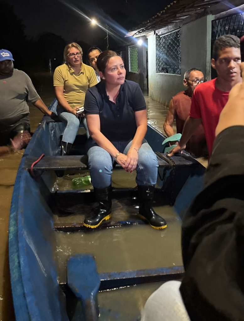 Prefeita Tacyana Leitão visita comunidades alagadas pela cheia e anuncia ações emergenciais na noite deste sábado (2)