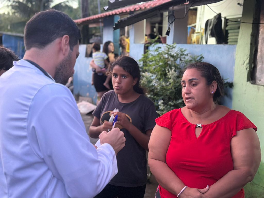 Prefeitura de Bayeux leva atendimento médico e distribui medicação em áreas afetadas por alagamentos