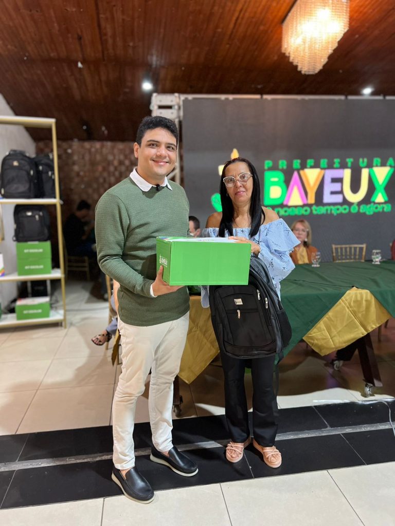 Prefeitura de Bayeux reforça apoio à educação com entrega de kits a professores e equipes pedagógicas
