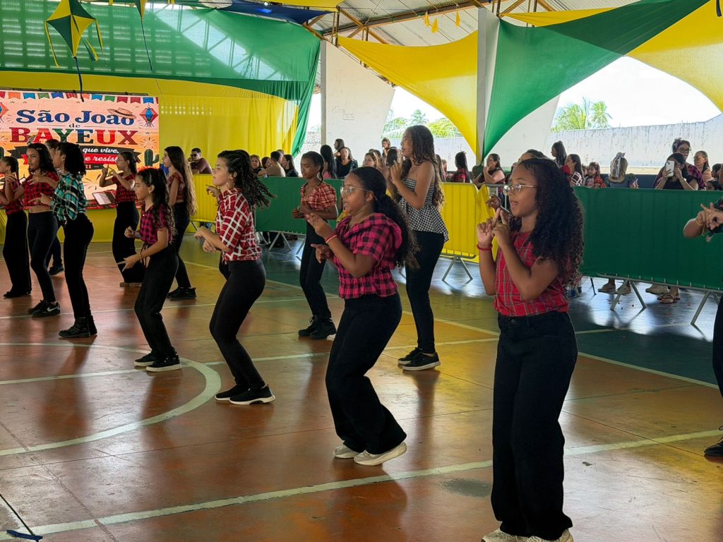Escola municipal de Bayeux promove apresentação de quadrilha junina em Libras e fortalece inclusão cultural