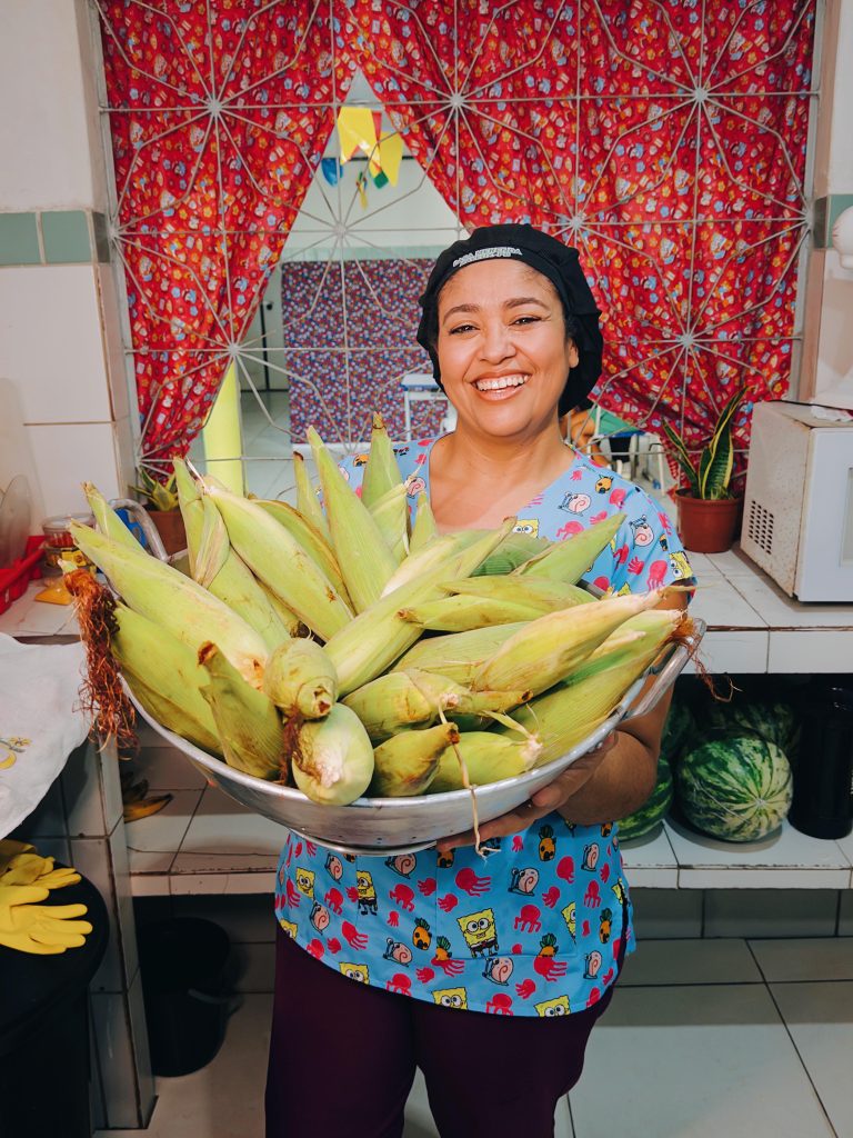 Prefeitura de Bayeux leva sabores do São João para a merenda com distribuição de milho nas escolas da rede municipal
