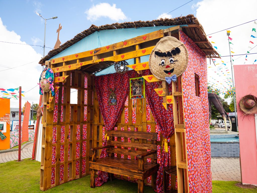 Cantinho do Amor transforma praça em ponto de encontro no Dia dos Namorados em Bayeux
