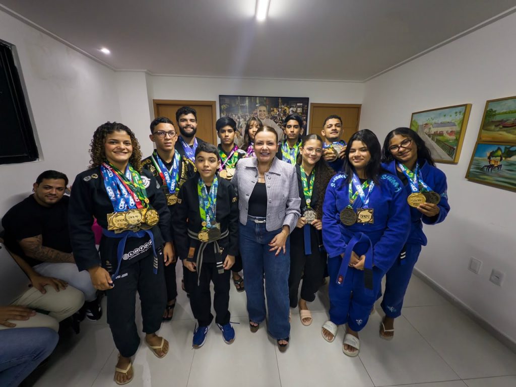 Atletas de Bayeux campeões brasileiros e sul-americanos de jiu-jítsu são recebidos pela prefeita Tacyana Leitão